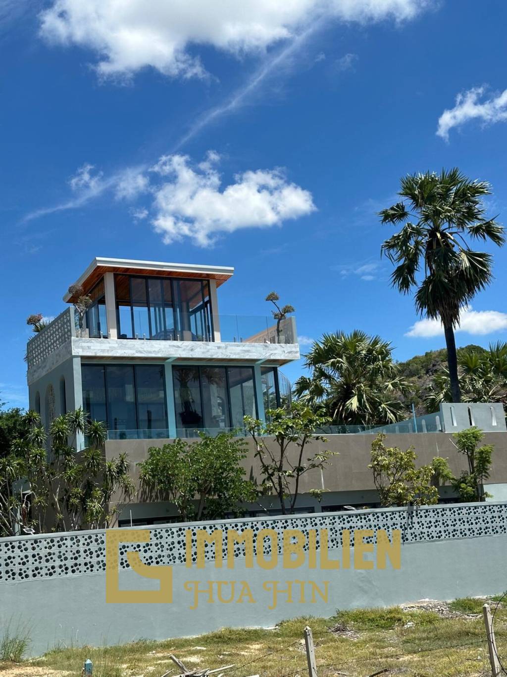 Strandlage / 4 Schlafzimmer / 14m Pool im ersten Stock