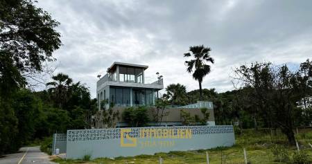 Strandlage / 4 Schlafzimmer / 14m Pool im ersten Stock