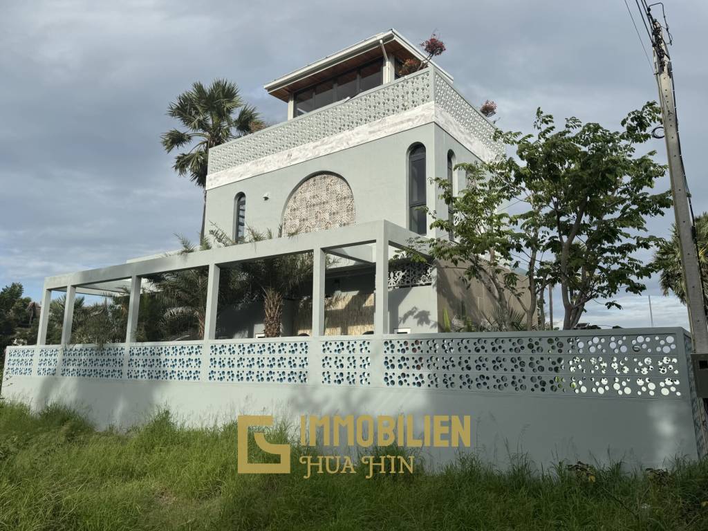 Strandlage / 4 Schlafzimmer / 14m Pool im ersten Stock