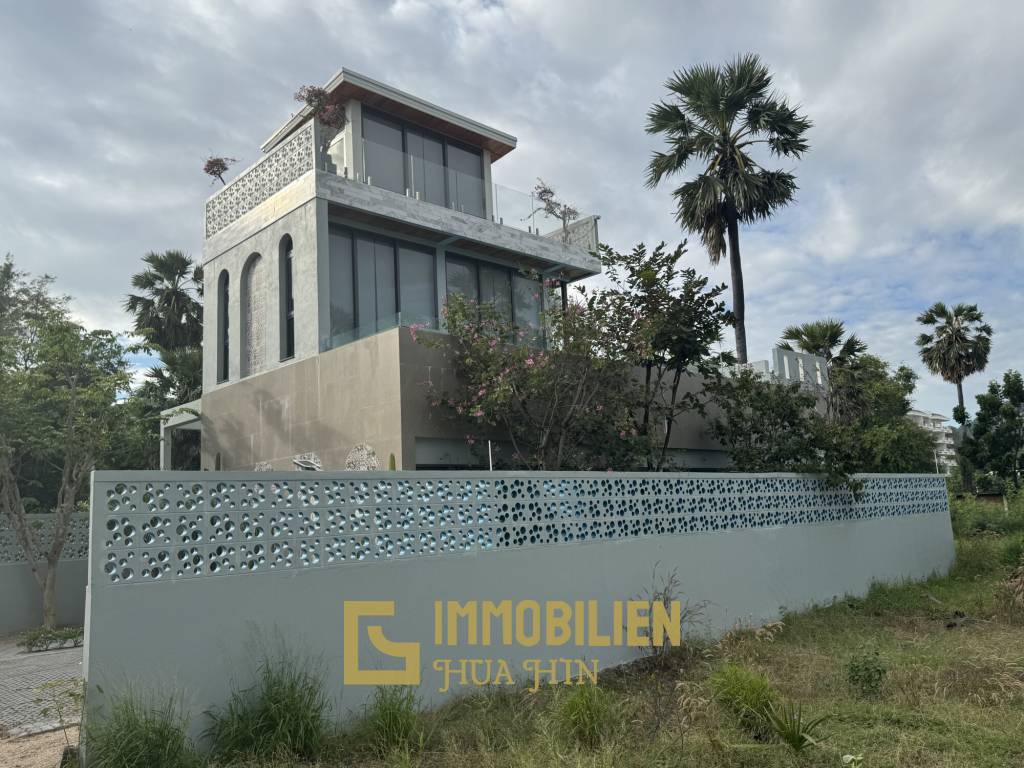 Strandlage / 4 Schlafzimmer / 14m Pool im ersten Stock