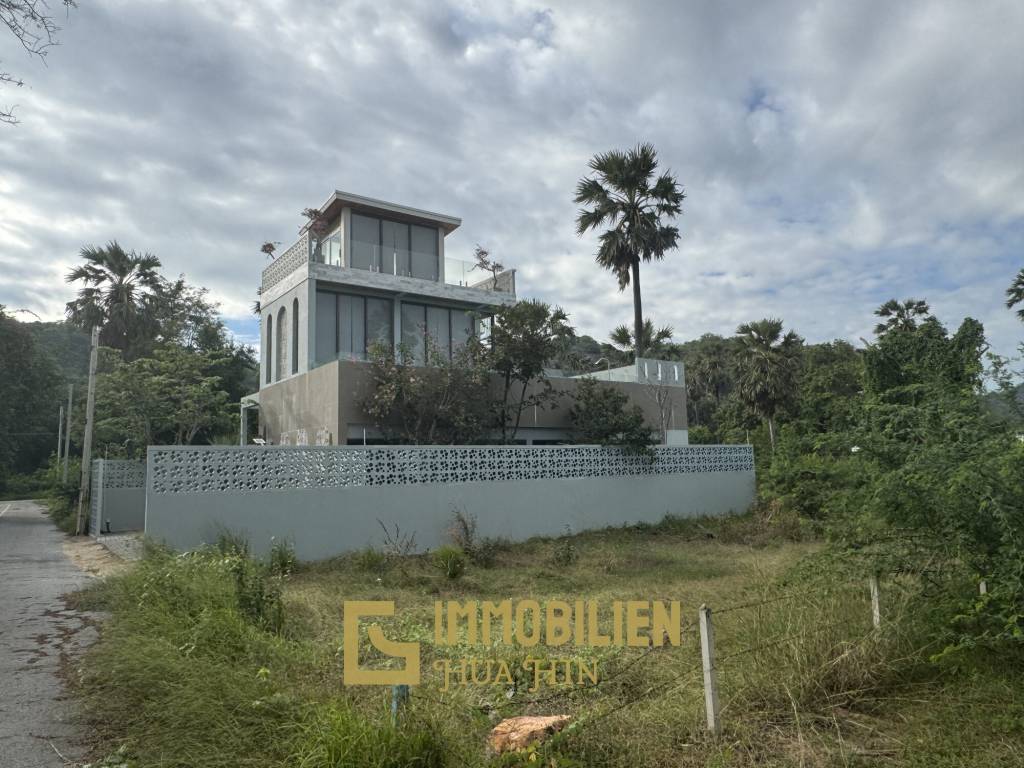 Strandlage / 4 Schlafzimmer / 14m Pool im ersten Stock