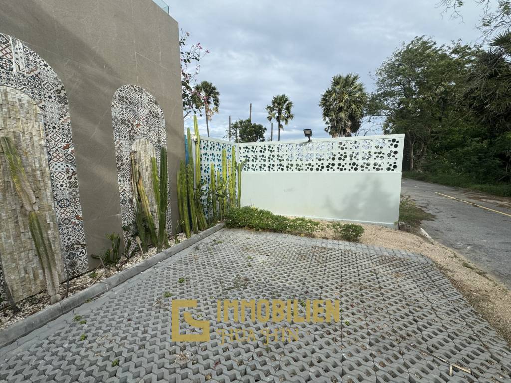 Strandlage / 4 Schlafzimmer / 14m Pool im ersten Stock