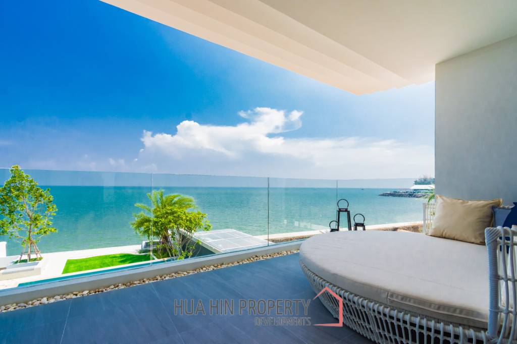 Luxurious Villa with Beachfront in Cha-Am