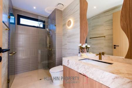 Luxurious Villa with Beachfront in Cha-Am