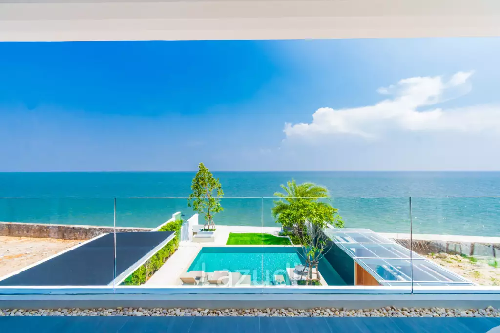 Luxurious Villa with Beachfront in Cha-Am