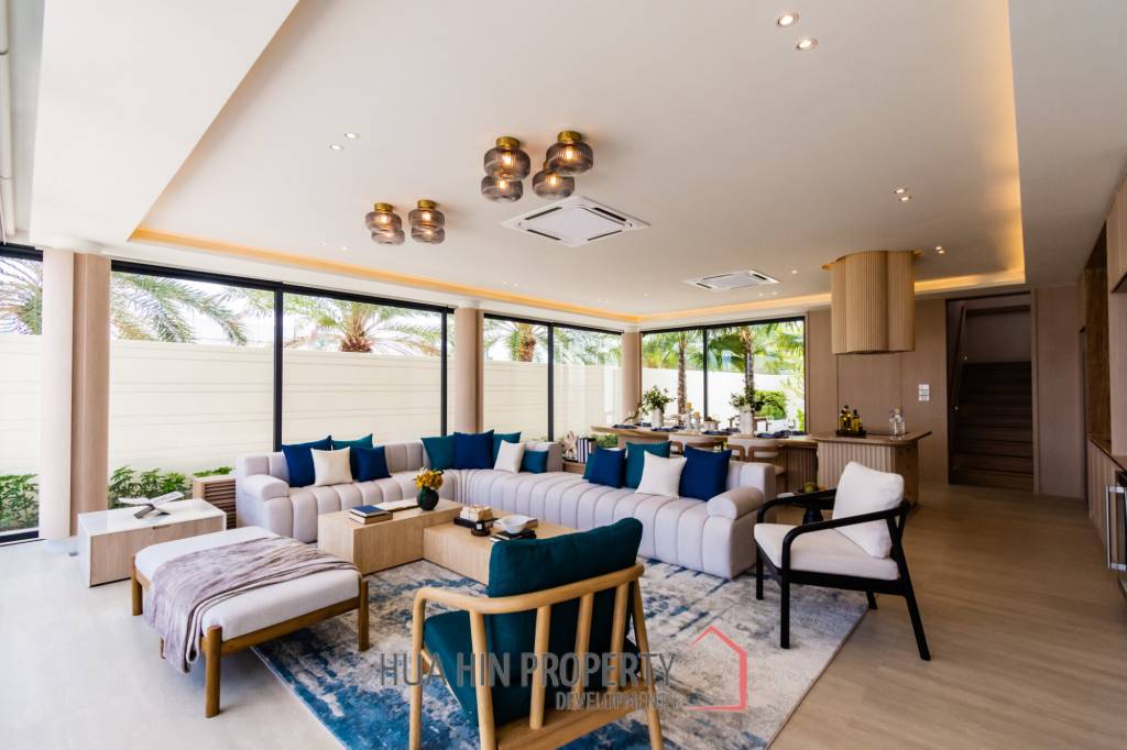 Luxurious Villa with Beachfront in Cha-Am