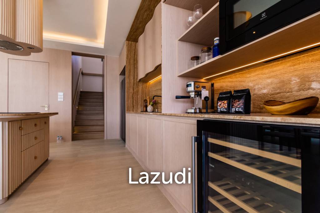 Luxurious Villa with Beachfront in Cha-Am
