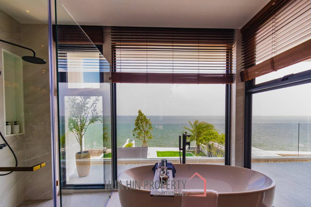 Luxurious Villa with Beachfront in Cha-Am