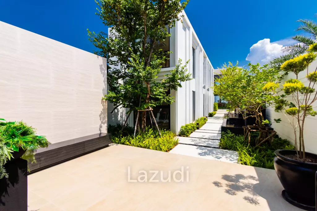 Luxurious Villa with Beachfront in Cha-Am