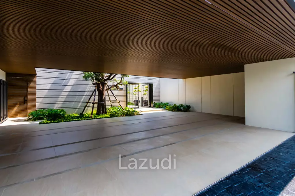 Luxurious Villa with Beachfront in Cha-Am