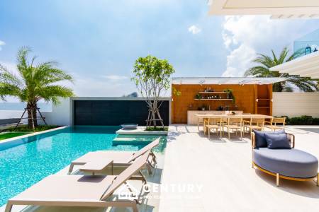 Luxurious Villa with Beachfront in Cha-Am