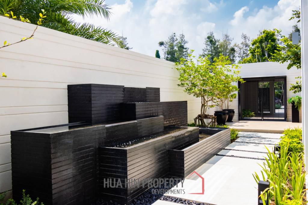 Luxurious Villa with Beachfront in Cha-Am