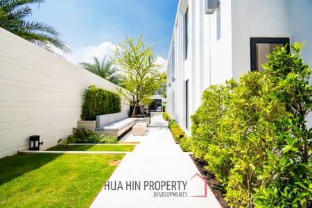 Luxurious Villa with Beachfront in Cha-Am