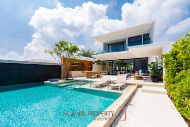 Luxurious Villa with Beachfront in Cha-Am