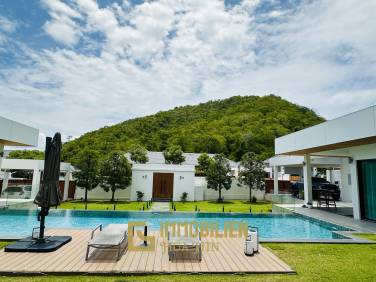 1245 qm Grundstück / 750 qm Wohnfläche / 14m x 4m Pool