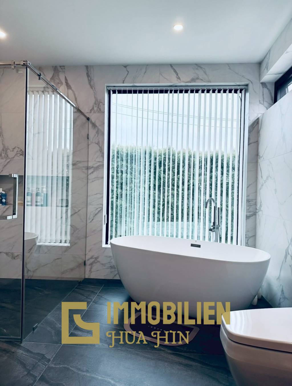 1245 qm Grundstück / 750 qm Wohnfläche / 14m x 4m Pool