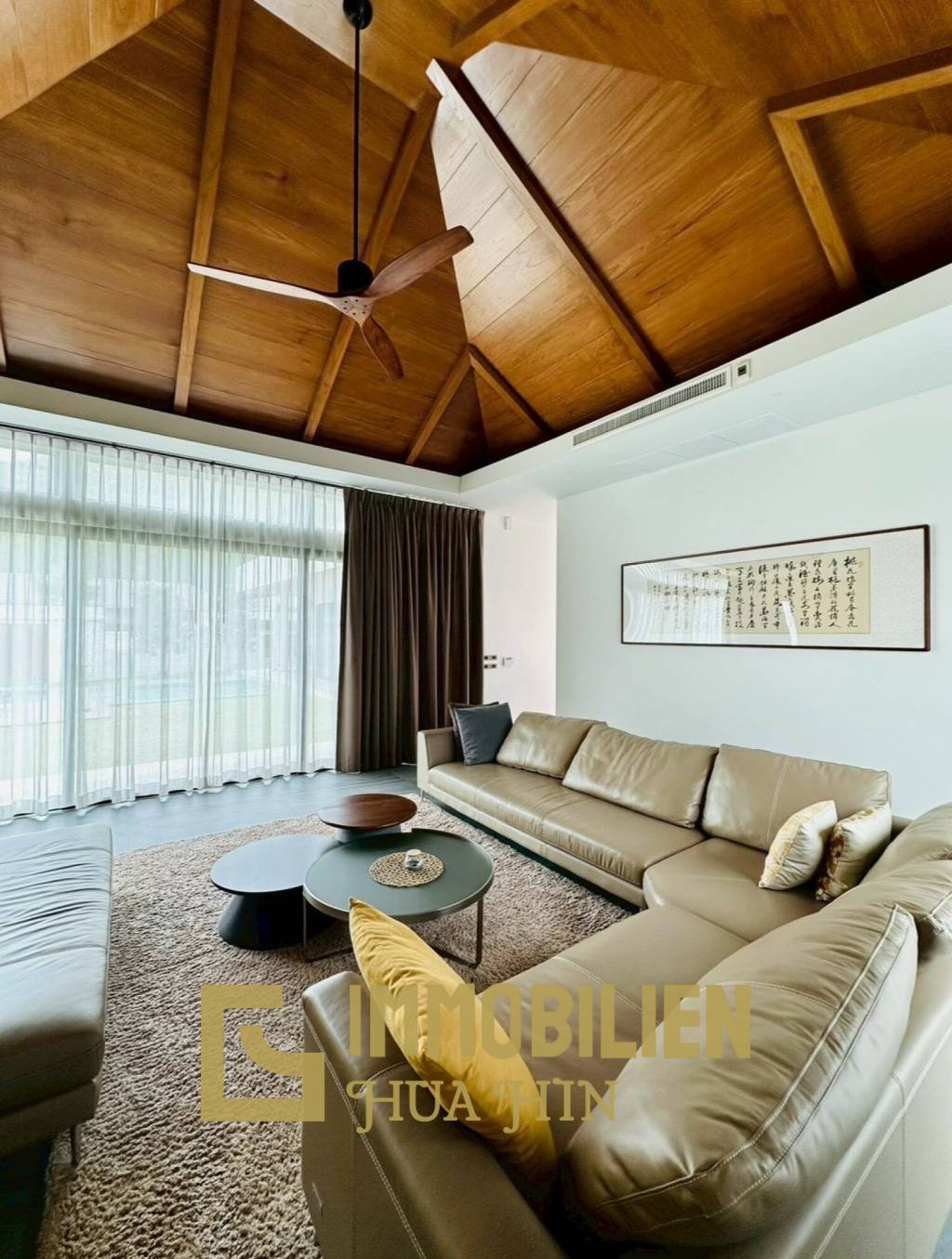 1245 qm Grundstück / 750 qm Wohnfläche / 14m x 4m Pool