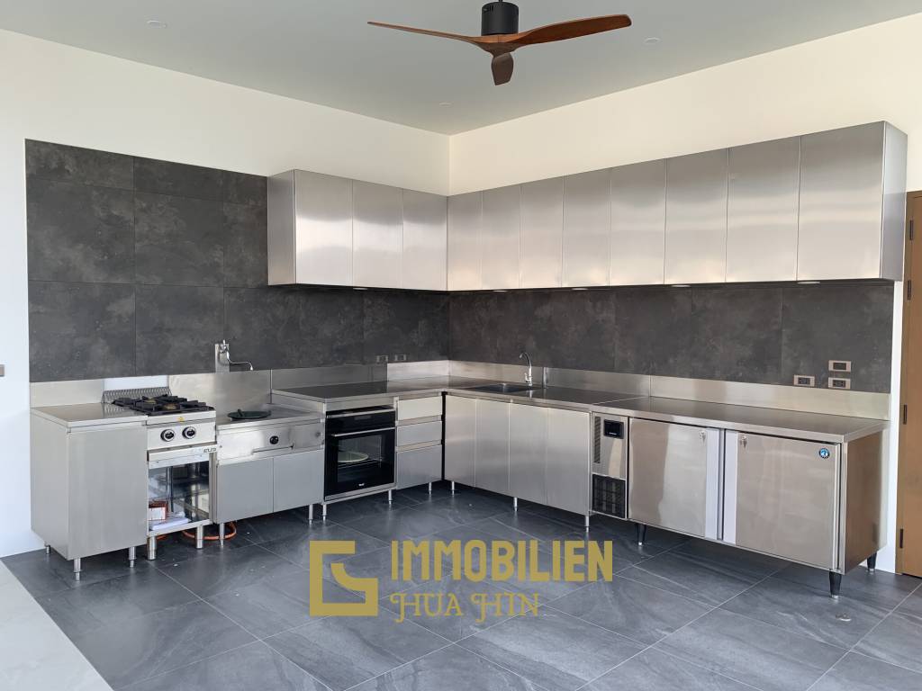 1245 qm Grundstück / 750 qm Wohnfläche / 14m x 4m Pool