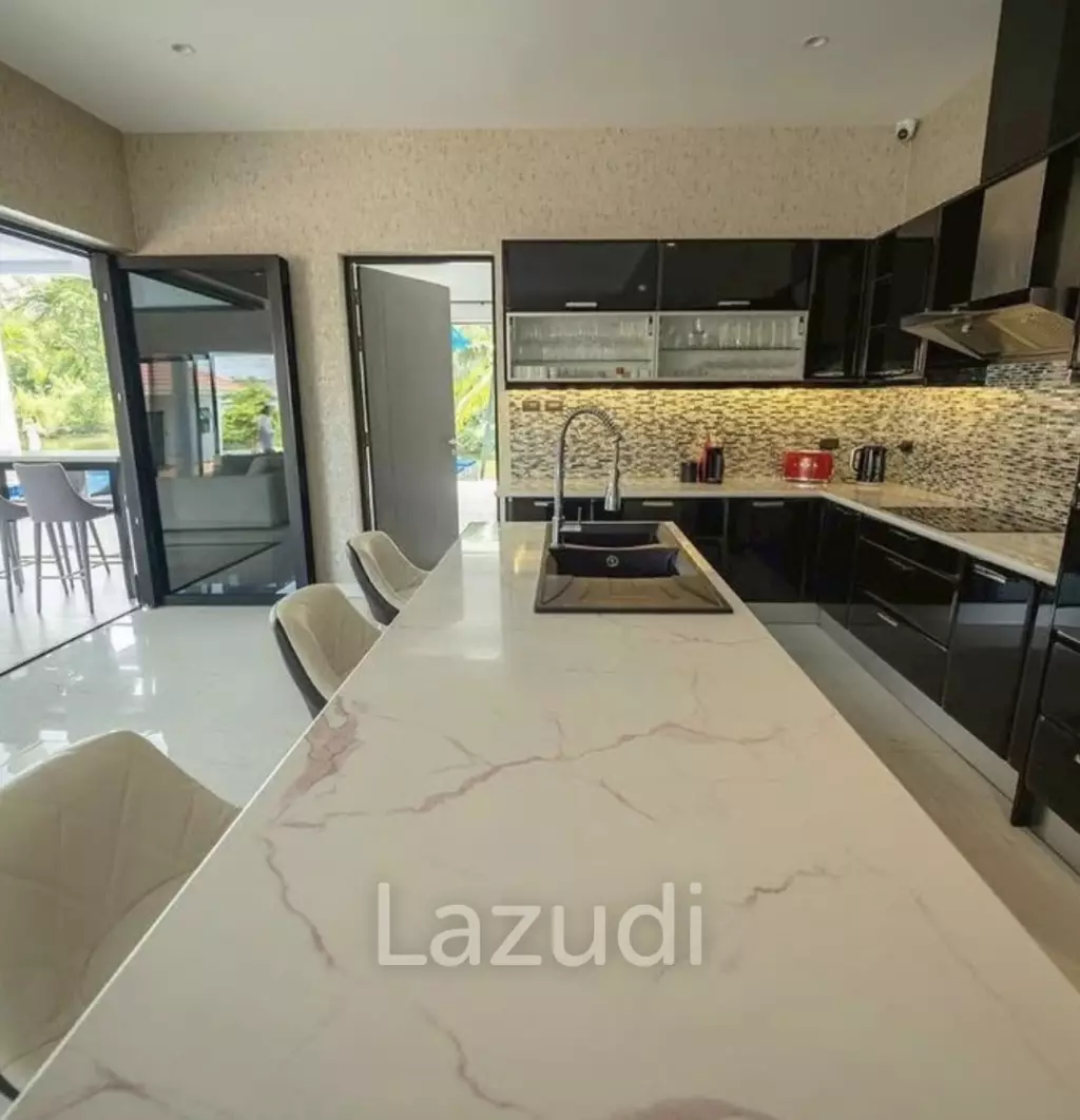 ST GEORGES PARK : 4 Bed Luxury Pool Villa