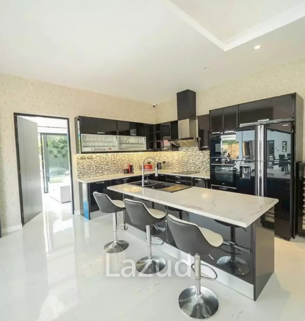 ST GEORGES PARK : 4 Bed Luxury Pool Villa