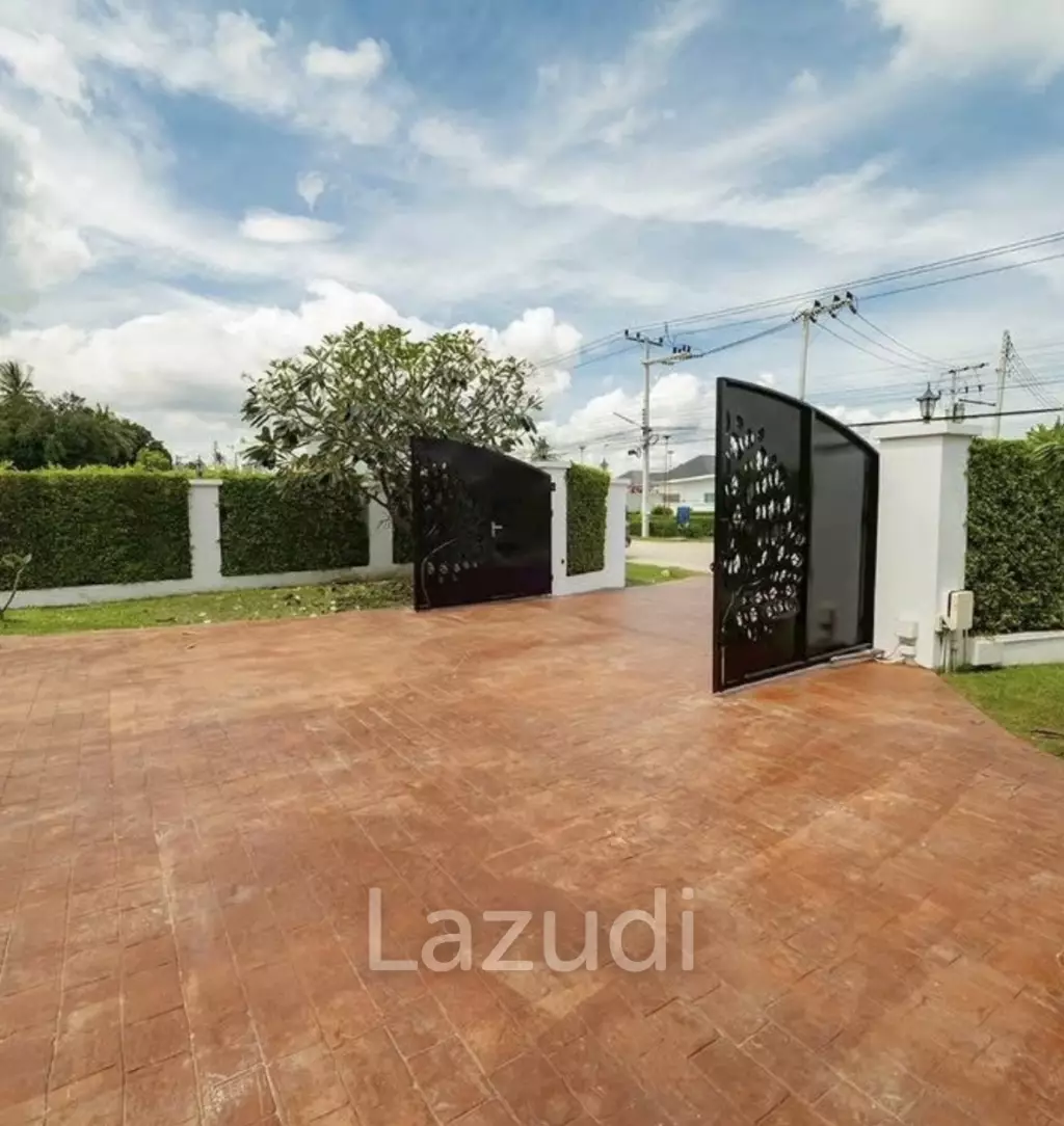 ST GEORGES PARK : 4 Bed Luxury Pool Villa