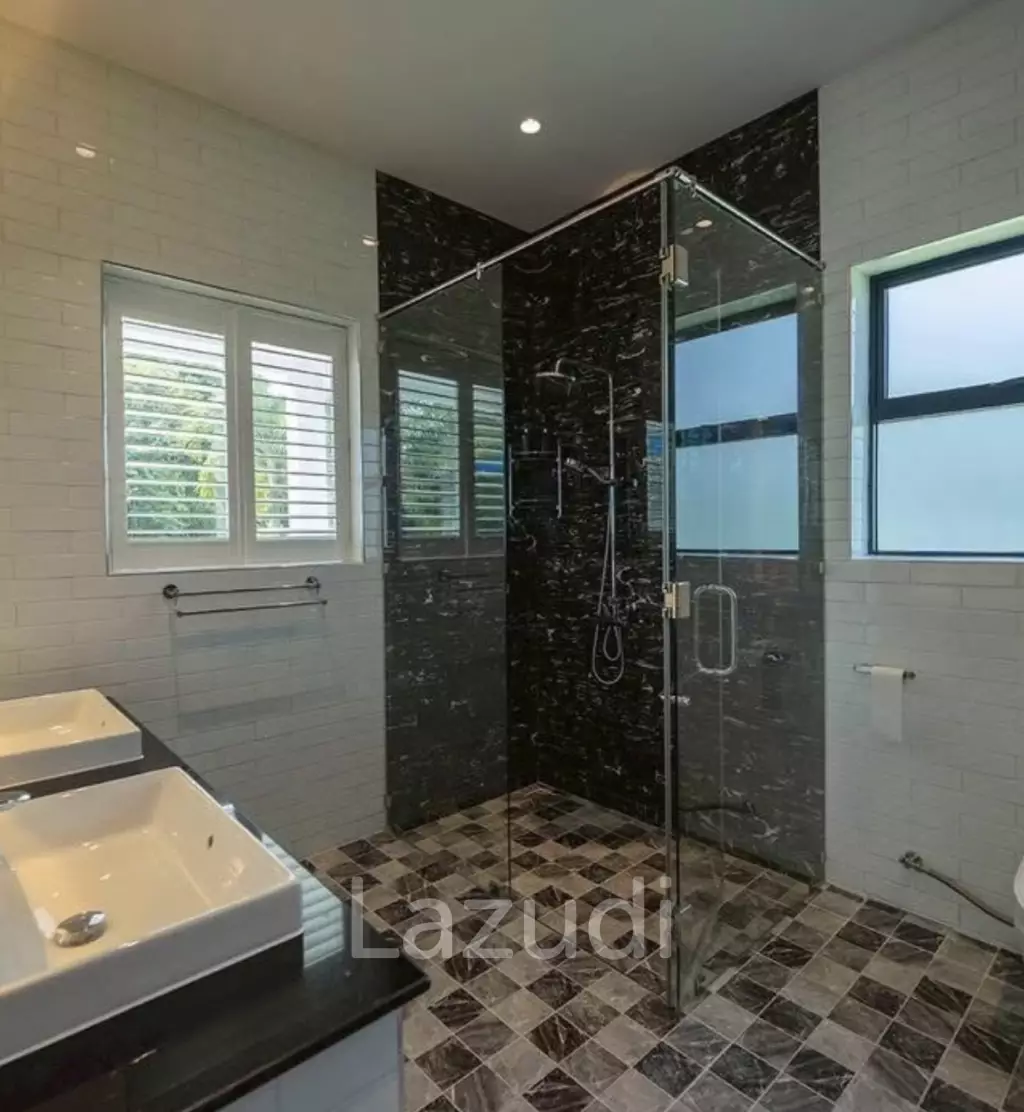 ST GEORGES PARK : 4 Bed Luxury Pool Villa