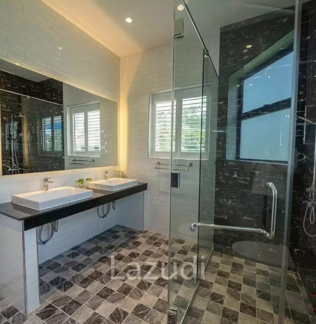 ST GEORGES PARK : 4 Bed Luxury Pool Villa