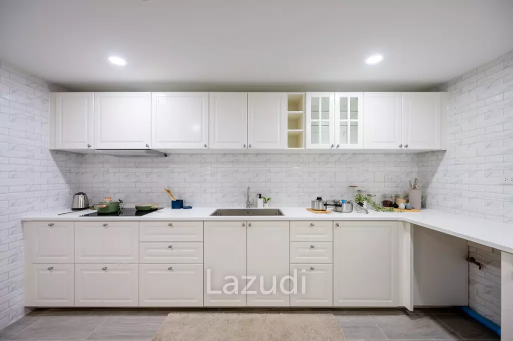 Luxurious 3-Bedroom Condo at Las Colinas Bangkok