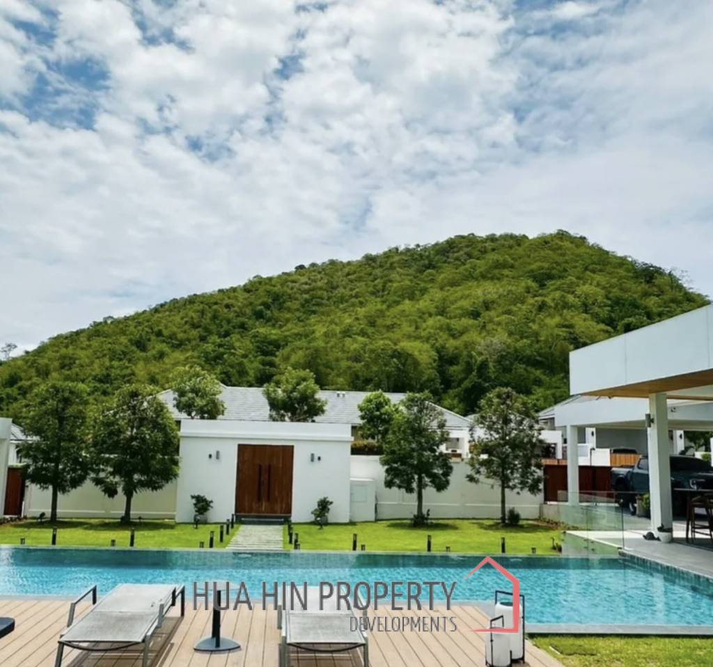 HILLSIDE HAMLET 8 : 3 bed luxury pool villa