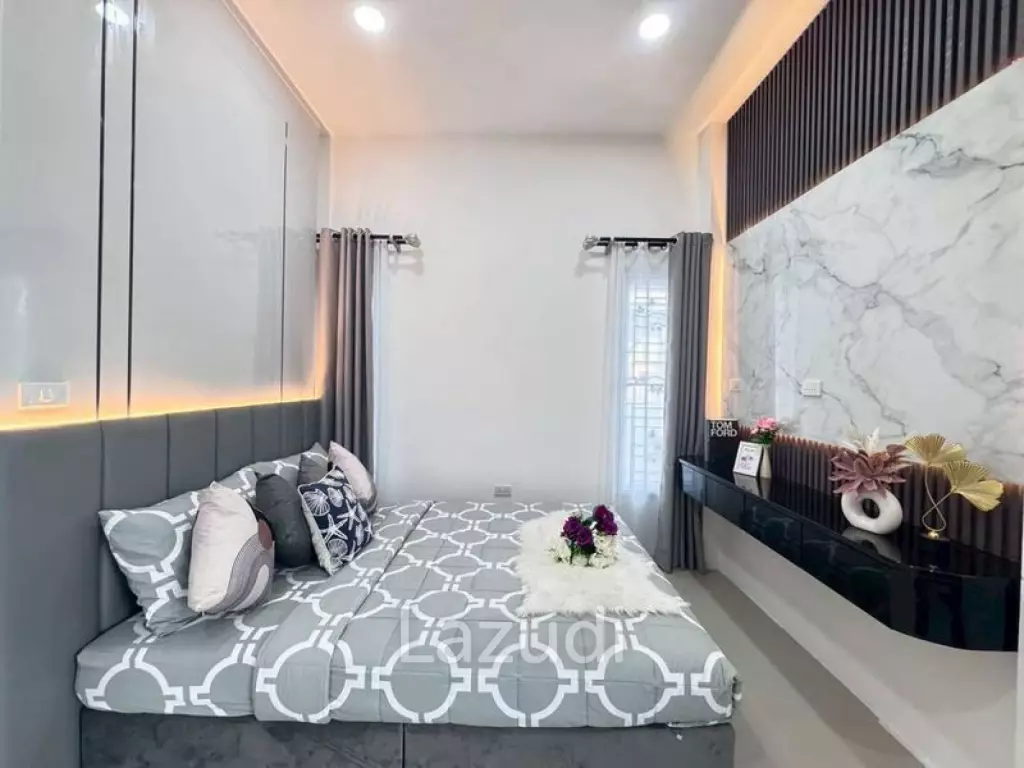 5 Beds 3 Baths 252 SQ.M. Thai Garden Hill Village