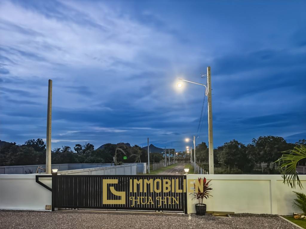 604 qm Grundstück / 4 Schlafzimmer / komplett möbliert