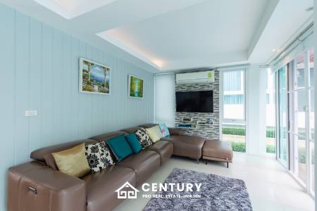 BAAN PAKARANG SISOM : 3 bed luxury beachfront with access pool condo