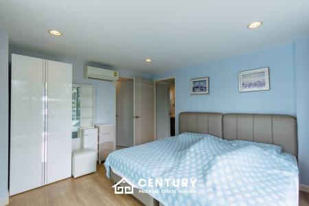 BAAN PAKARANG SISOM : 3 bed luxury beachfront with access pool condo