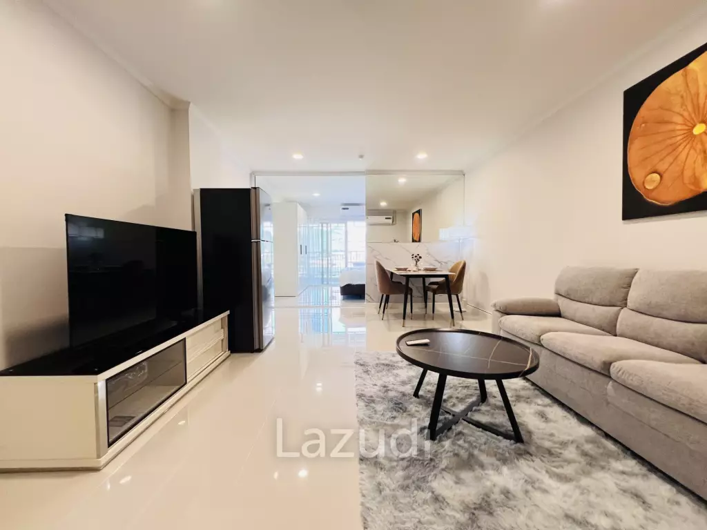 Stylish 1-Bedroom Condo with Mountain View