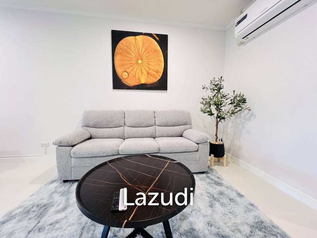 Stylish 1-Bedroom Condo with Mountain View