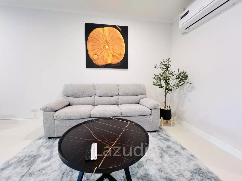 Stylish 1-Bedroom Condo with Mountain View
