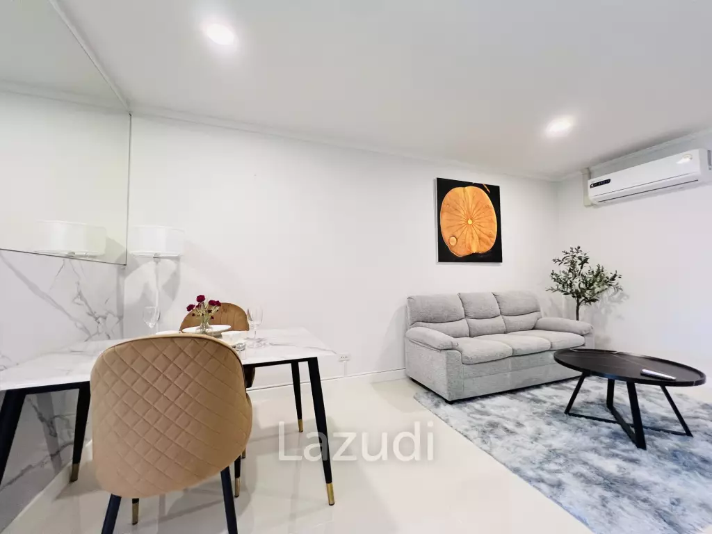 Stylish 1-Bedroom Condo with Mountain View