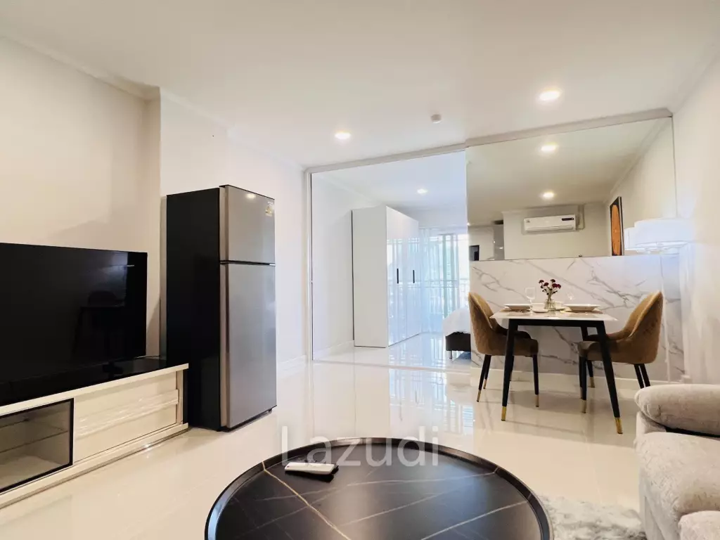 Stylish 1-Bedroom Condo with Mountain View