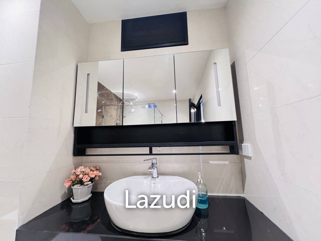Stylish 1-Bedroom Condo with Mountain View