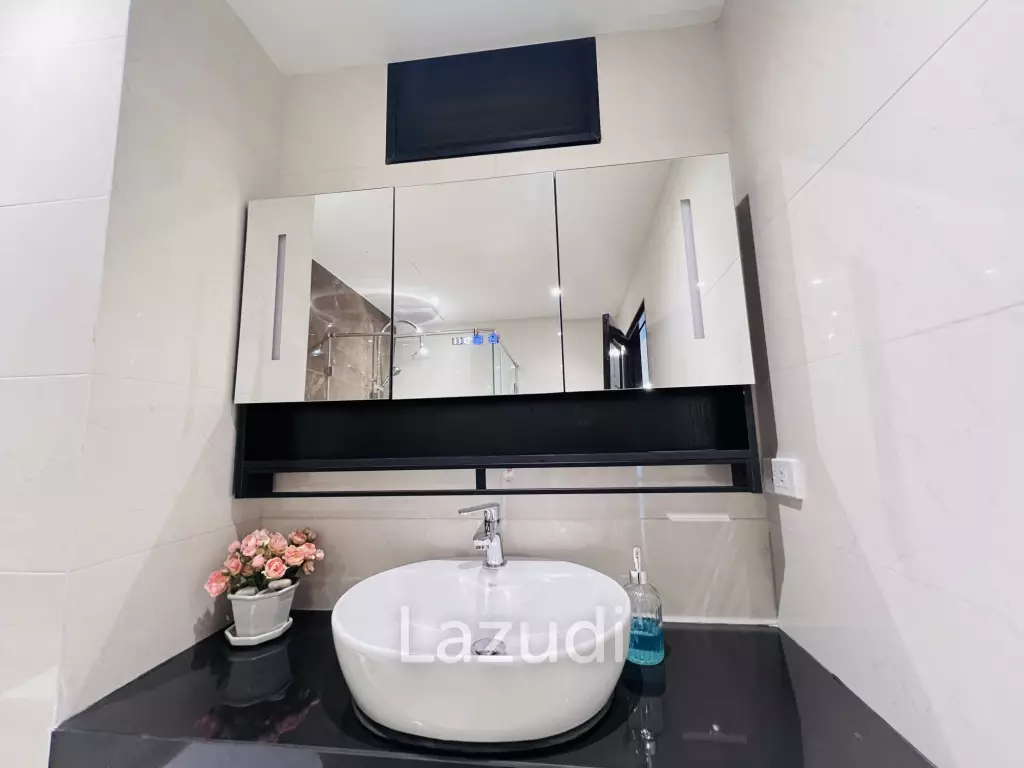 Stylish 1-Bedroom Condo with Mountain View
