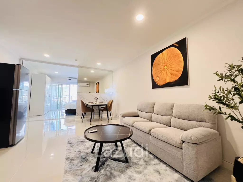 Stylish 1-Bedroom Condo with Mountain View