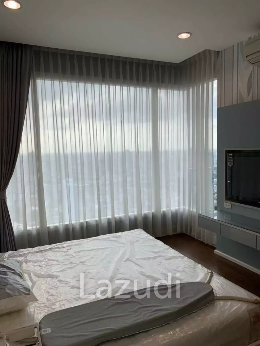 Luxurious 2-BR Condo with Stunning City Views