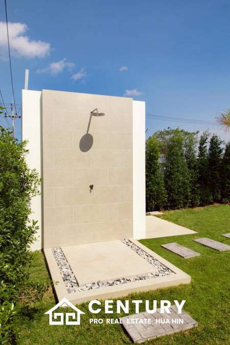 Luxurious Villa in Hua Hin with Prime Investment Potential