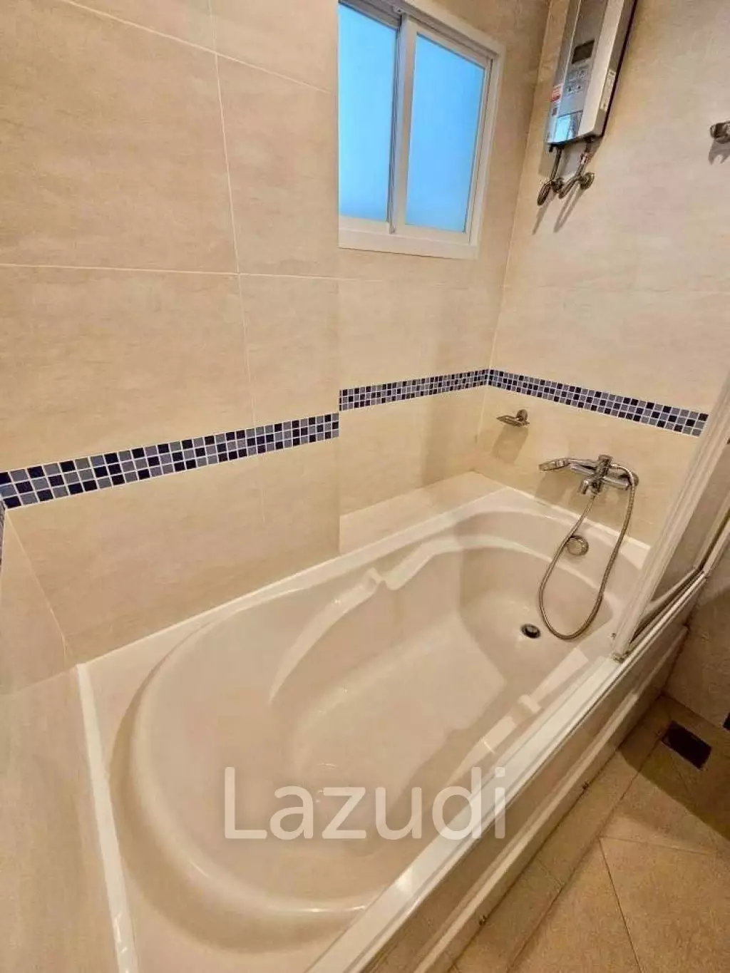 Spacious 1-Bed Condo in Life Sukhumvit 65 Bangkok