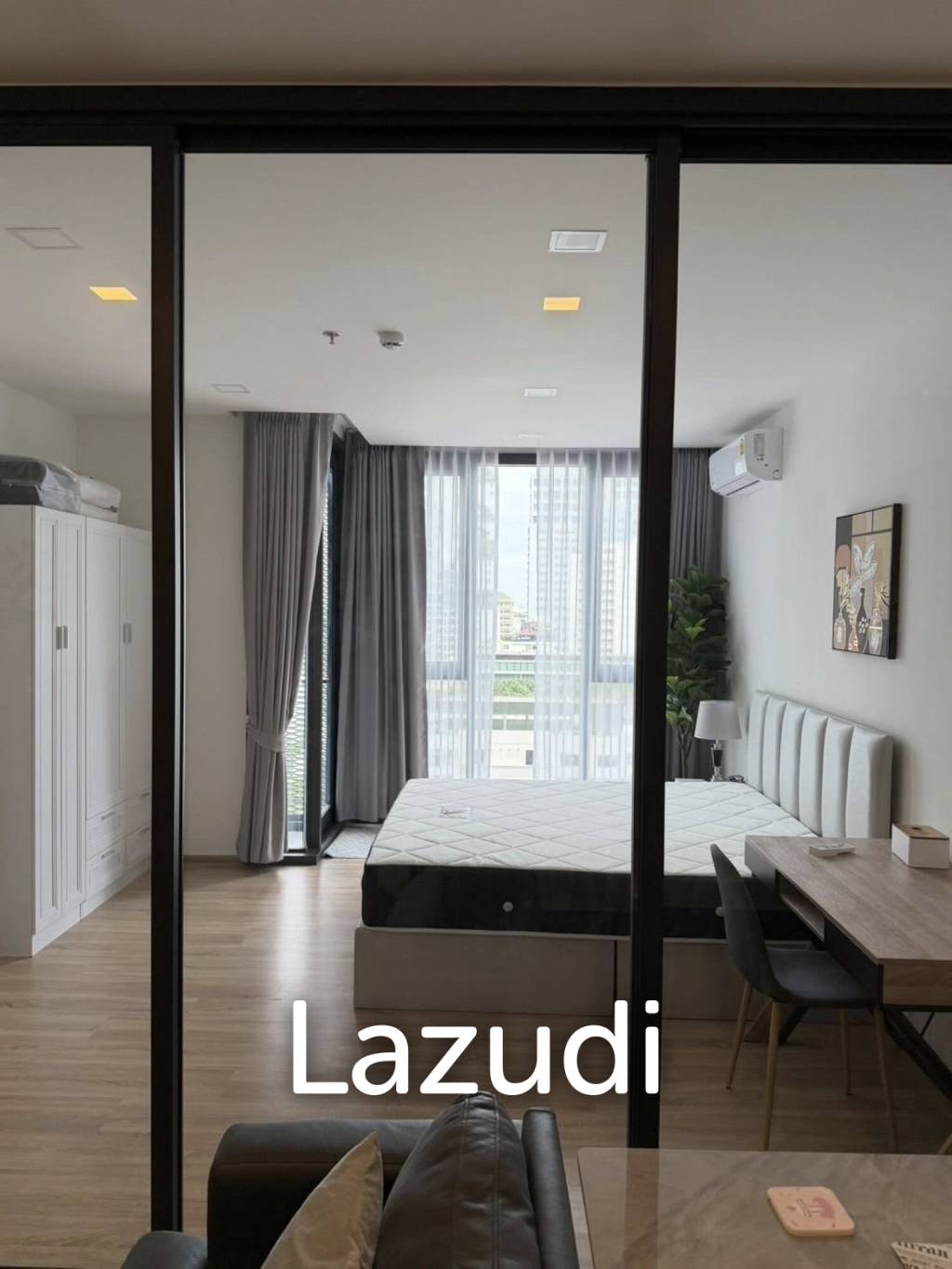 Modern 1-Bedroom Condo in XT Phayathai Bangkok