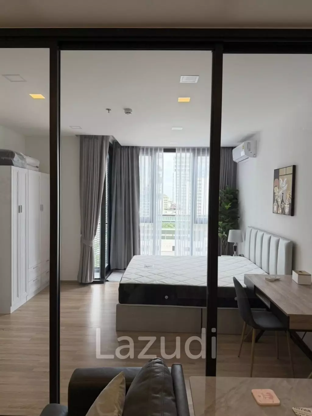Modern 1-Bedroom Condo in XT Phayathai Bangkok