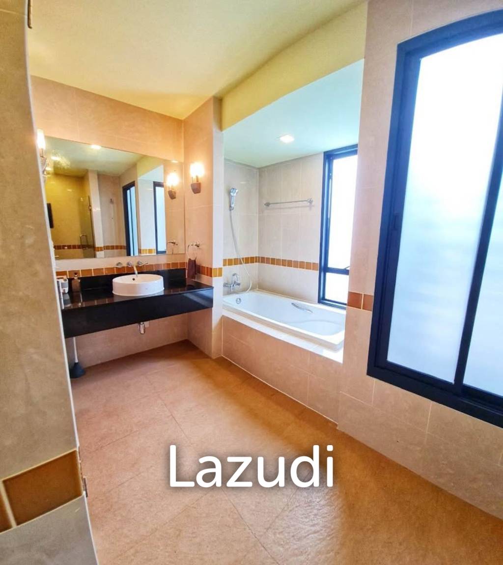 Contemporary Tropical-Style 3-Bedroom Pool Villa for Rent in Kathu
