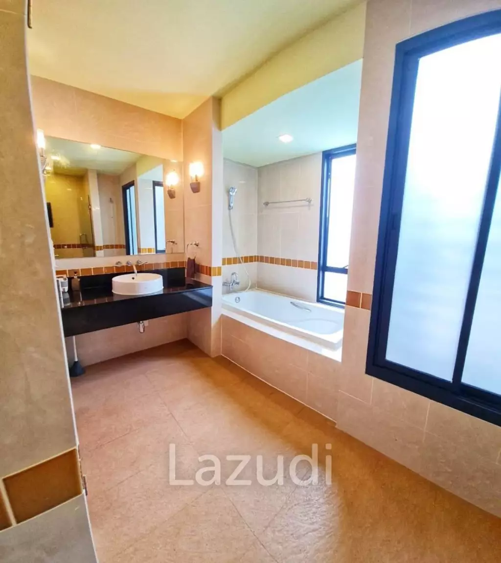 Contemporary Tropical-Style 3-Bedroom Pool Villa for Rent in Kathu