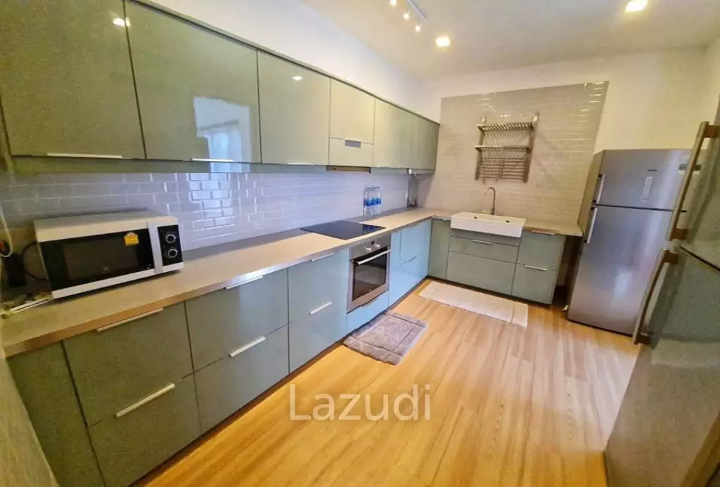 Contemporary Tropical-Style 3-Bedroom Pool Villa for Rent in Kathu
