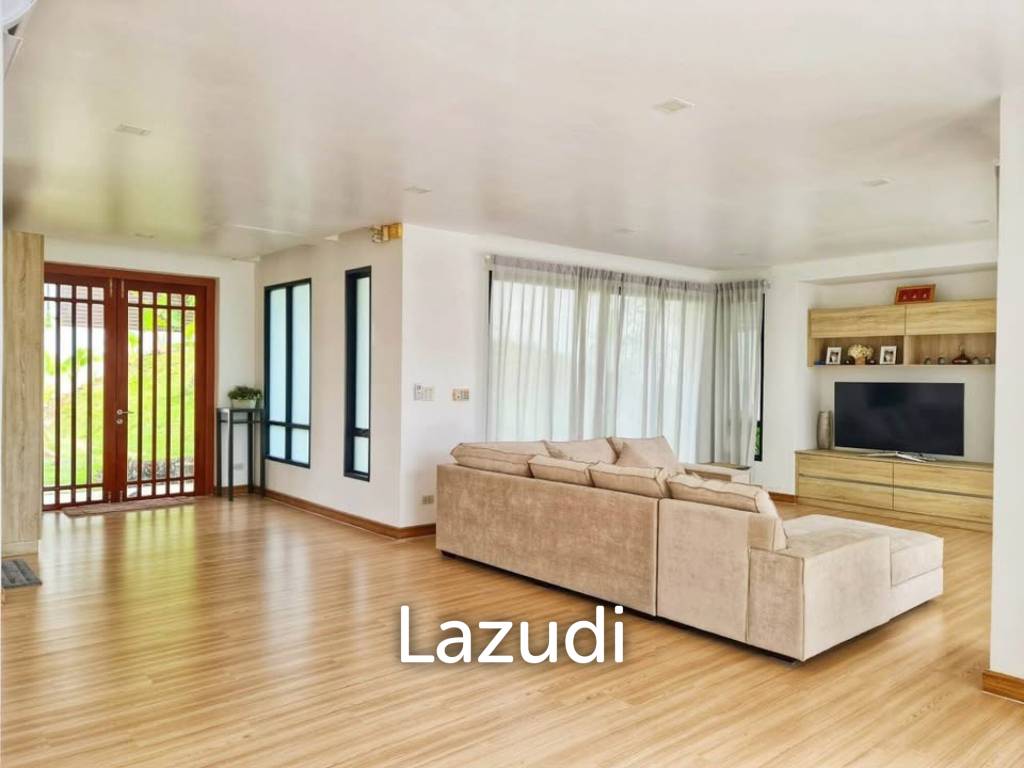 Contemporary Tropical-Style 3-Bedroom Pool Villa for Rent in Kathu